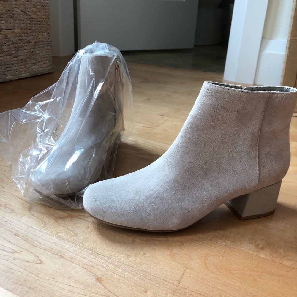 Kenneth Cole beige suede booties